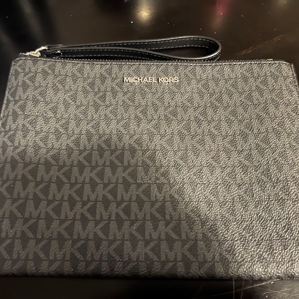 Micheal Kors Wristlet wallet